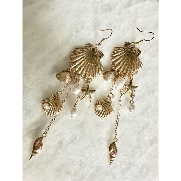 Gorgeous clamshell and seashell dangle earrings with faux pearl detail ￼ - Picture 3 of 7